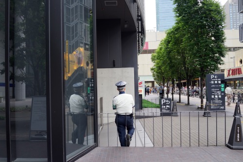 A security guard chillin’ in a safe town. / のんびり。