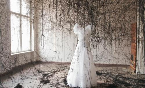 f-l-e-u-r-d-e-l-y-s:  Installations by Chiharu Shiota  The Japanese artist Chiharu Shiota makes installations made ​​of threads that are reminiscent of cobwebs. Objects embedded in them or stacked on top of each other create a environment imbued with