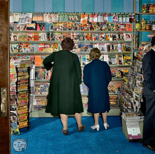 Уличный ларек с журналами. Саутингтон, Коннектикут. Май 1942 года. Street stall with magazines. Sout