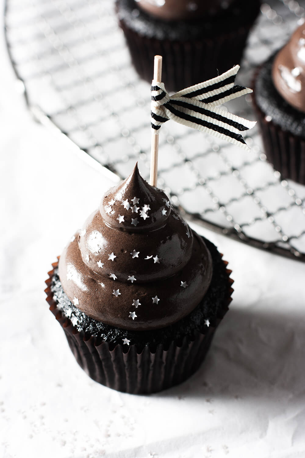 ugly–cupcakes:   New Year’s Eve Midnight Countdown Cupcakes  