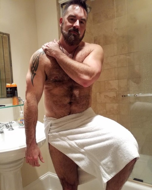 over40notdead: A happy #TowelTuesday to everyone. #Tatted #proud #rugged #over40 #musclebear #daddy 