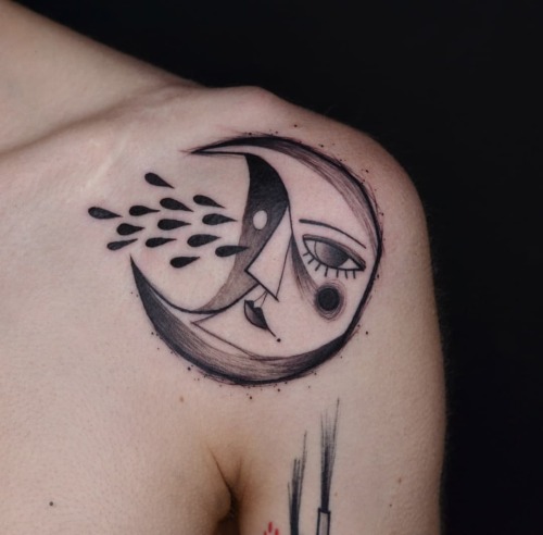 Little moon for Luisa  . . . #tattoo #moon #moontattoo #txttoo #shouldertattoo #tears #girlswithtatt