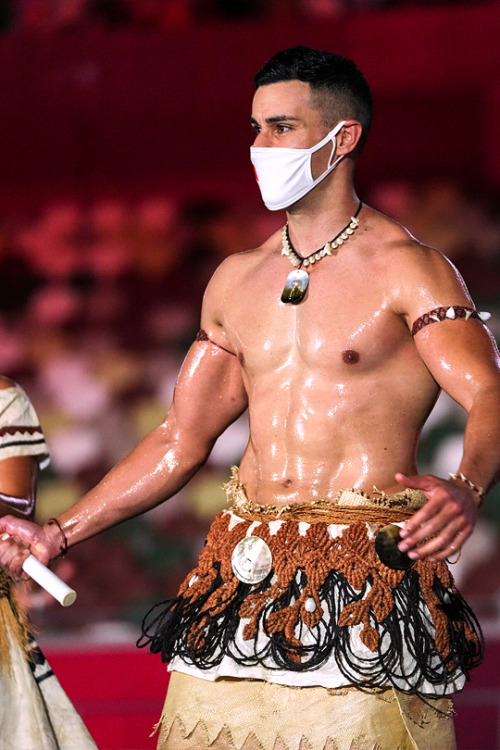 cockey:zacharylevis:  PITA TAUFATOFUA2021 | Tonga Flag Bearer, 2020 Olympics Opening Ceremony, Tokyo (July 23)   Gorgeous 👅👅💦💦💦 This guy has really great feet