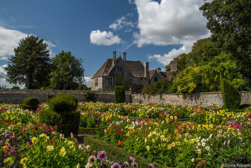 lost-in-centuries-long-gone: The Manor Gardens, Avebury by Eiona R. on Flickr.