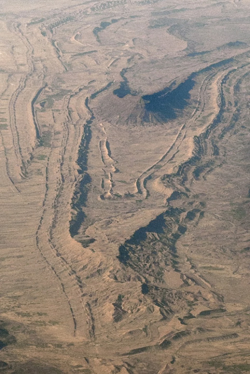 geologicaltravels:2014: Plunging anticlinal structures SW of Barkhan in Pakistan, shot from flight B