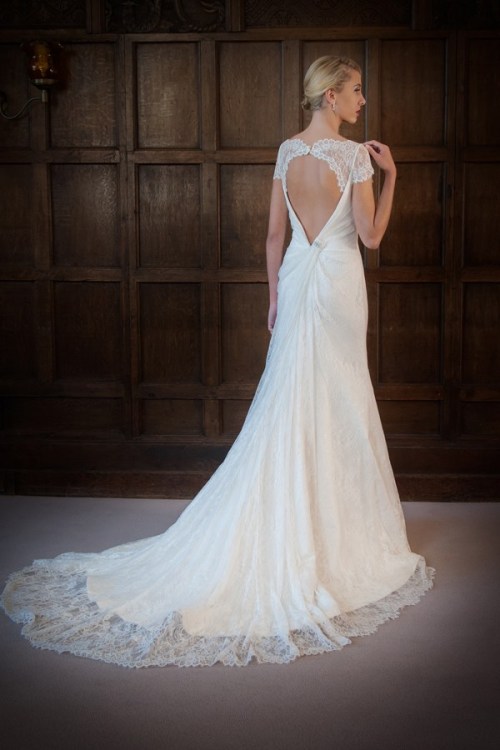 yourcocomelody: Pretty wedding dress with heart keyhole back!!See more here
