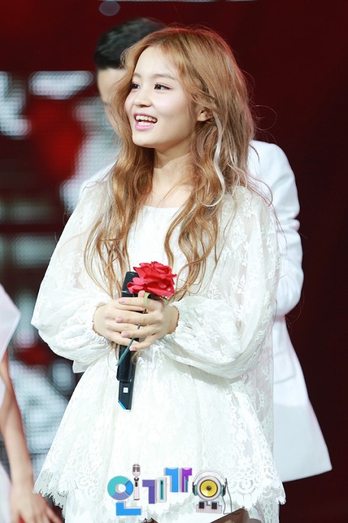 thepinkpopsicle:[Official Photo] Lee Hayi &amp; CL at SBS Inkigayo during Encore