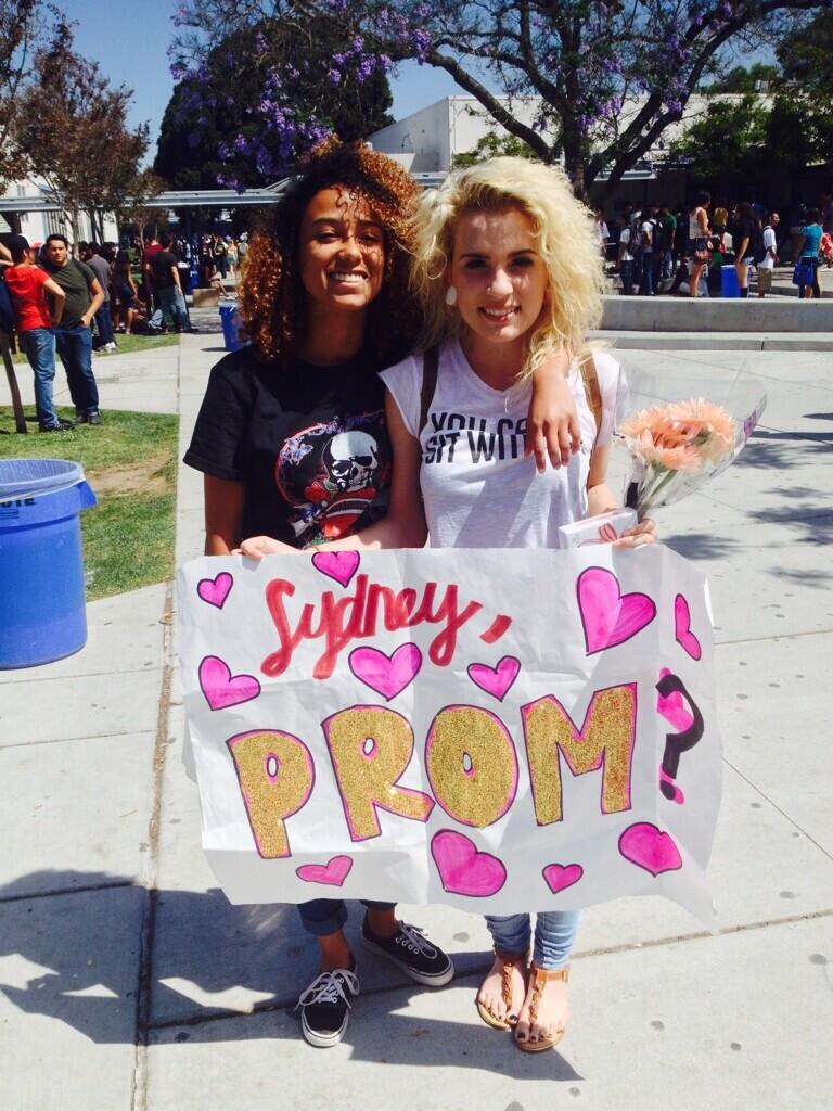 sin-cerely-sydney:  sin-cerely-sydney: Got asked to prom by my lovely girlfriend