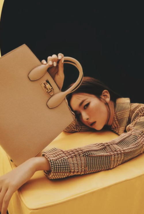 joifuns:“With Ferragamo, the mysterious image of Red Velvet Seulgi who appeared in front of the came