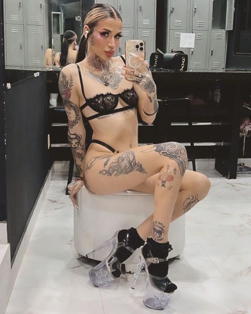 stripper-locker-room:https://www.instagram.com/mxgawwdess19/