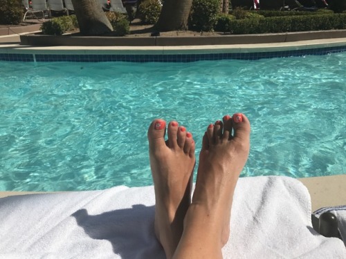 misshsd: Vacation feet…and a boob too!