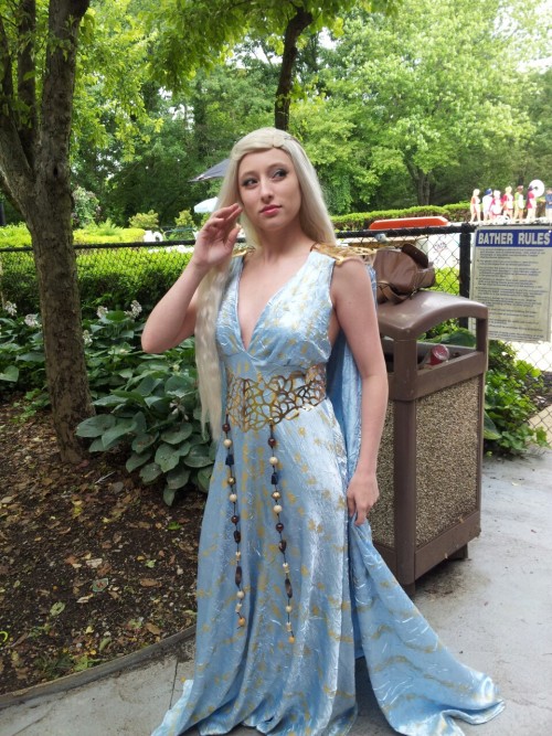 Sex chivalryyetlives:  Can we talk about Khaleesi pictures