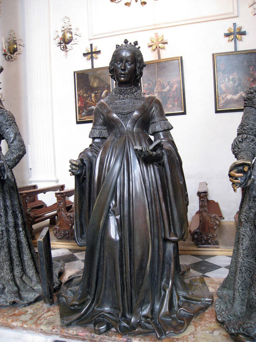 Innsbruck statues from the 1510s;Marie of Burgundy, Holy Roman Empress, 1513-16Archduchess Cymburgis