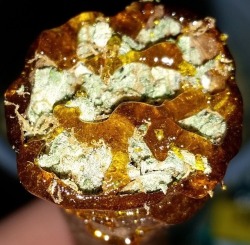 bluntrollerandsmoker:  Beautiful pearled twax of some superman OG and A1 wax 