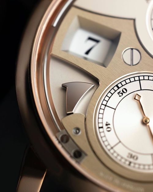 haulogerie:Awesome close up of the exposed dial-side hammers of the A. Lange & Söhne Zeitwerk St