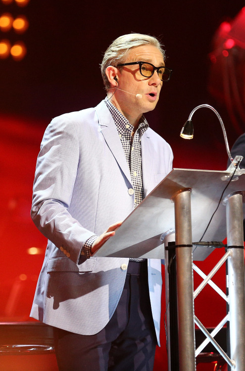 【HQ】Actor Martin Freeman perform onstage, retelling the story of Englands 1966 world cup victory, du