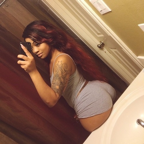 bootypicofthehour:  Booty Pic of the Hour  Oh WOW! Submit, Reblog, like, follow…