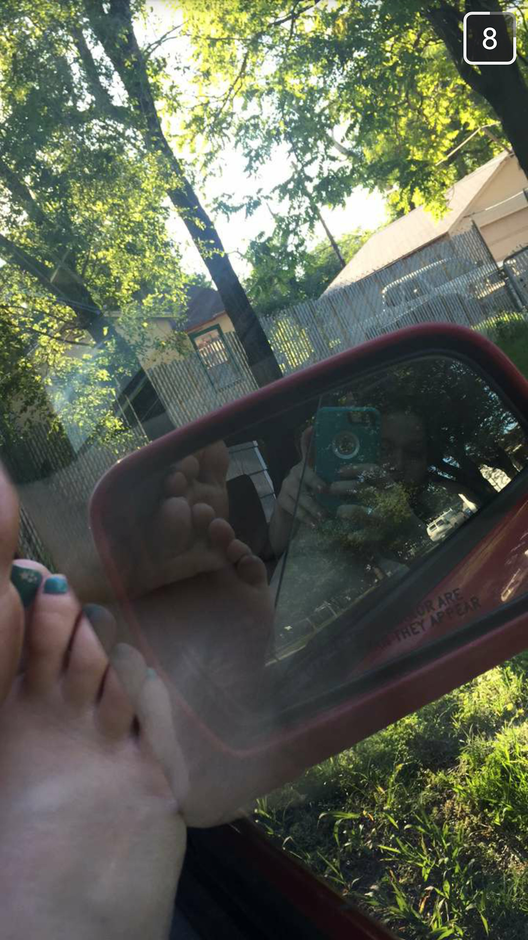 assnfeet:  L showing of her sexy toes, summer ready.
