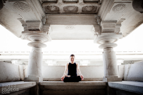 Aina at Venugopala Swamy Temple in Karntaka, India. Christine Hewitt © yogicphotos.com