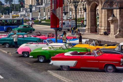 Los taxis más bellos del mundo. La Habana. Cuba. #cuba #cuba #lahabana #havana #taxis #autos #carros