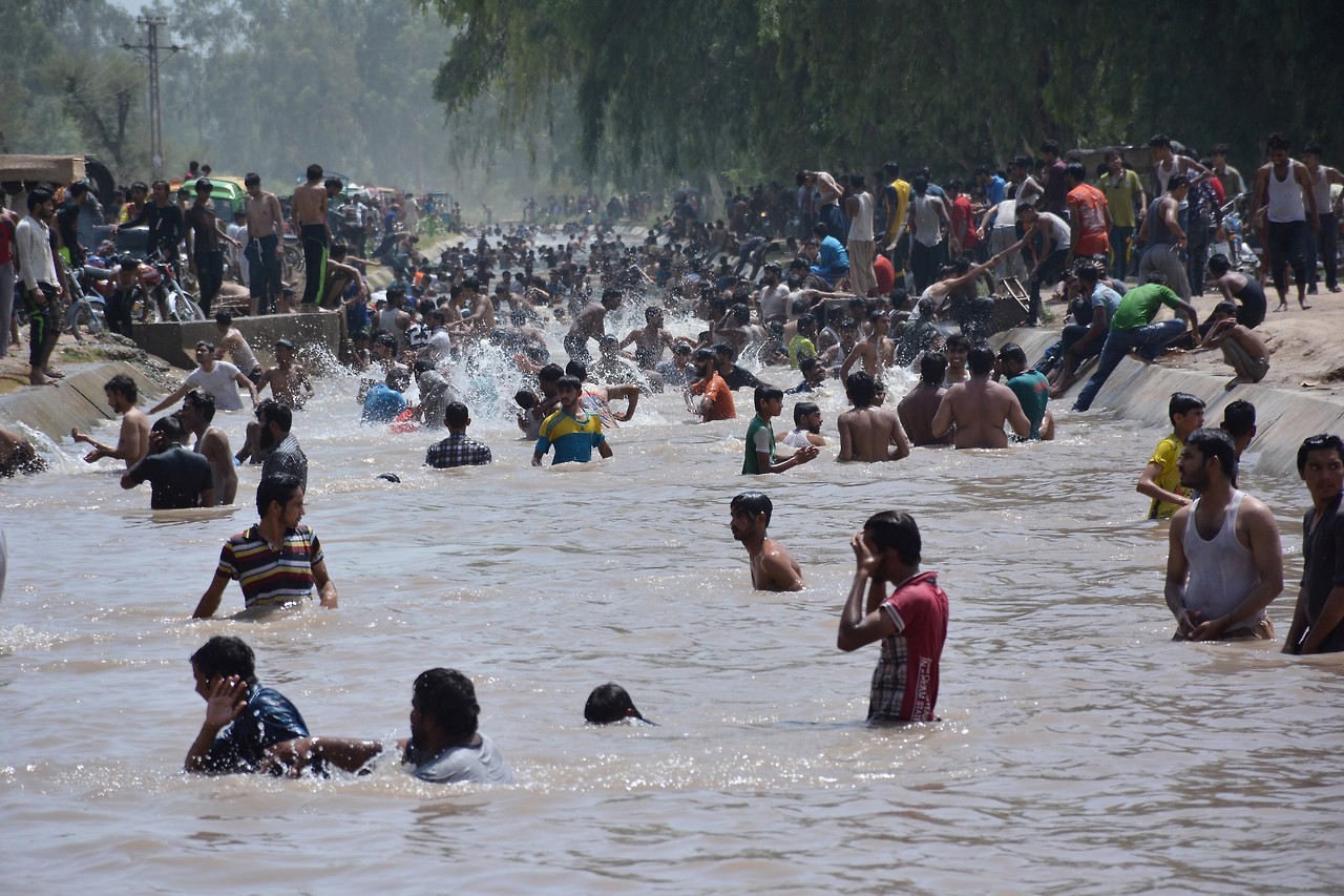 OLA DE CALOR. Pakistán está actualmente sufriendo una severa ola de calor, las temperaturas subieron a 53 grados centígrados en la zona de Turbat de Baluchistán , rompiendo el record de la temperatura más alta registrada durante el verano en ese...