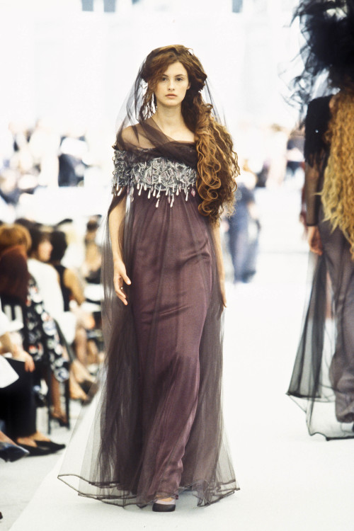 arianavscouturevault:Chanel Haute Couture Fall/Winter 1997.Model: Trish Goff