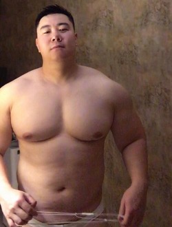 blogartus: sinbaline: OOF Princely pectorals, powerful arms and shoulders. Good muscle-chub combo. 