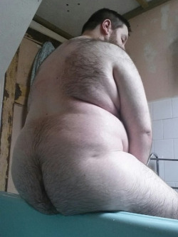 electricunderwear:  bigbearlover6:  I would very much enjoyed having a nice view just like that, everytime I’m having myself an relaxing bath … ♡♥♡  Heavenly 
