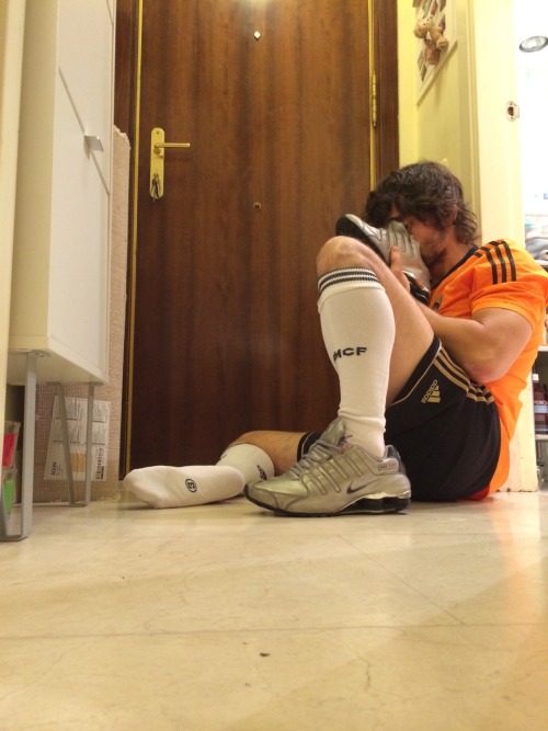 sniffingsocks: grsx72:  idanfitch:  Sniffing shox  Hot socks and shox! I bet the smell awesome  I CA