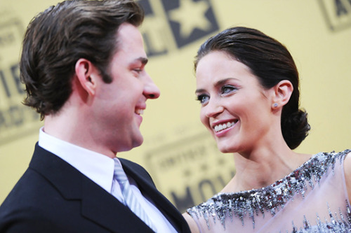 didtheybreakyourheart:theonlywayisellie:sorry-no-more-no-less:The way Emily Blunt and John Krasinski