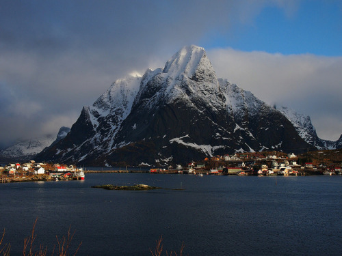nordravn:  Village-Reine-Lofoten Islands-Norway by mikemellinger on Flickr. 