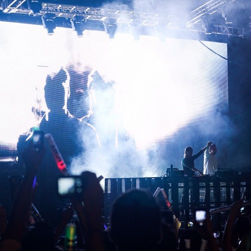 yoendry:  Los Suecos, ex integrantes del trío Swedish House Mafia llegaron a la UNIMET de Caracas luego de pasar por Bogotá y Medellín en su tour por Sudamérica, a eso de las 10:30pm comenzó su increíble show con su nueva canción “This Time We