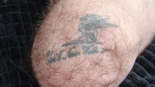 finofilipino:    Se tatuó “You’ll never walk alone”, pero tuvieron que amputarle la pierna borrándole el ‘alone’.@lloromucho. La noticia, tullidold but gold.