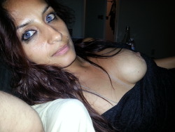 funintc:  funintc:  Hot desi nipple slip.  desinakedgirls desiindiangirls  Yup