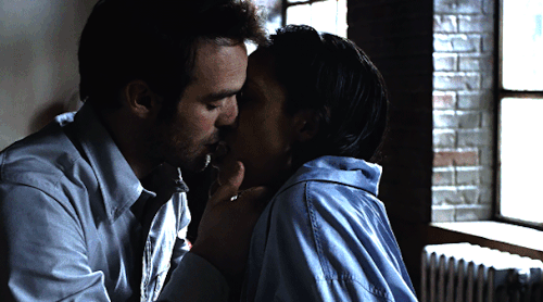 A Guide To Charlie Cox's Kissing Method: