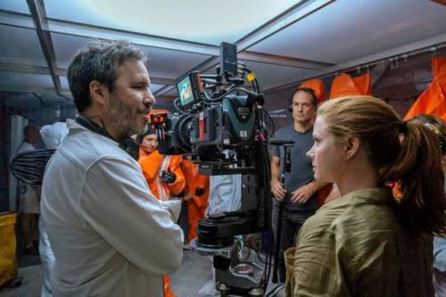  Denis Villeneuve with Amy Adams, Jeremy Renner and others while filming Arrival (2016)