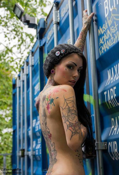 tattooedwomenarebeautiful:  Modèle:Vicky Vamp 