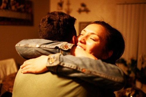 Friendship (Salinas, 2019) Olga y Oscar dándose un abrazo en nuestra casa un sába