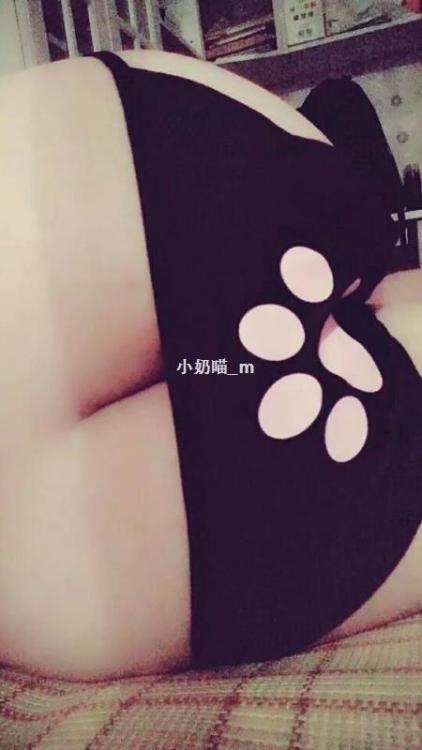 z-hentai-desu: 喜欢老师的屁股么~后入的时候非常舒服的哦！操过老师的都说好~同学们也想试一试么，让老师领略下你们的学习成果吧…❤ 还有早上要把你们的作业交到老师的屁股上哦~