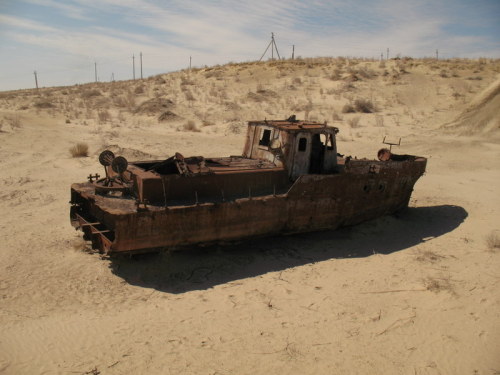 abandoned-playgrounds:  The rusted and abandoned ships outside of Muynak on the diminished Aral Sea. Full story —-> http://www.abandonedplaygrounds.com/the-rusting-and-abandoned-ships-of-the-aral-sea/