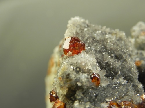 minerali-list:Sphalerite (var. cleiophane) and quartz ChinaPhoto: Pakhneva Ekaterina