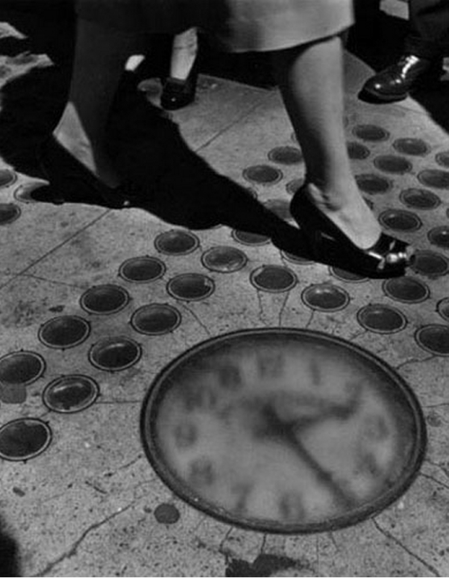 Sidewalk Clock, New York City, 1947﻿Ida Wyman