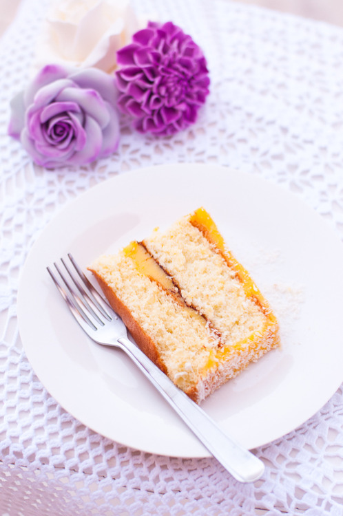 apple-pie-thighs:  foodiebliss:  Sponge Cake with Passion Fruit Ganache and Coconut{Lulu’s Sweet Secrets}  😍😍😍