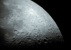 starwalkapp:  Close up of the moon through a Dobsonian telescope http://ift.tt/1Rlfn2q 