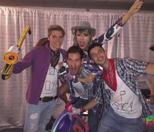 thisloveisglowing:OMGGGG WE GOT LOFT 89 AND SHE WAS ON MY BACK !!!!  (x)