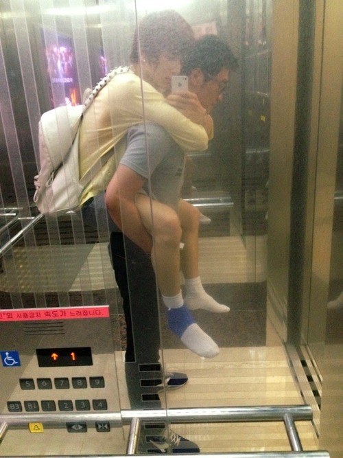 boysjpeg:  stillmeadows:  Kiseop and his manager.  this could be us but u playin