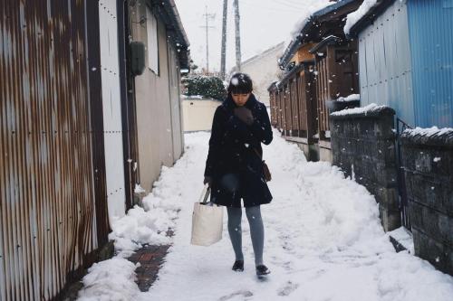 shinya234:  『或る日　冬の記憶』老舗の旅館に昨年から行きたくてようやく実現。創業250年以上のその旅館は随所にニヤリとしたくなるような場所があって写真を撮る者としては最高でしたね。テーマは「冬の旅」ふだん雪の降らない街に住んでるから楽しみにはしていたけど、大好きな長野に行ければそれだけで満足だったので雪が降らなくても天気が悪くても、雪景色を少し撮れたらそれでいいやってぐらいの気持で出発。あとは部屋撮りをメインに楽しもうって思ってたけど着いたら着いたで興奮状態なもんだから写真撮るのもそこそこに、