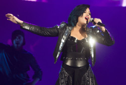 dlovato-news:  OCTOBER 5th - Demi performing