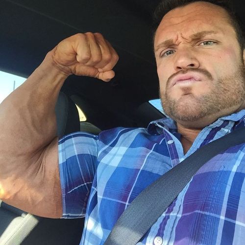 roidedmusclebullswithemptyposers:  drwannabewannabe:    Matthew Schmidt, delayed in traffic…  oh yes please xx. 