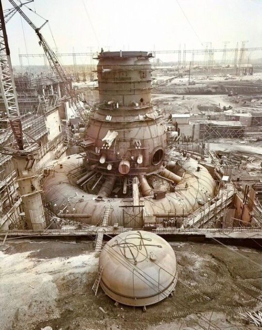 thevaultoftheatomicspaceage:1966, Browns Ferry Nuclear Power Station Unit 1 under construction